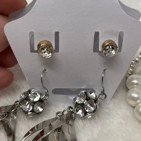 6 piece set 2 sparkly earrings and 4 faux pearl bracelet set - Picture 3 of 4